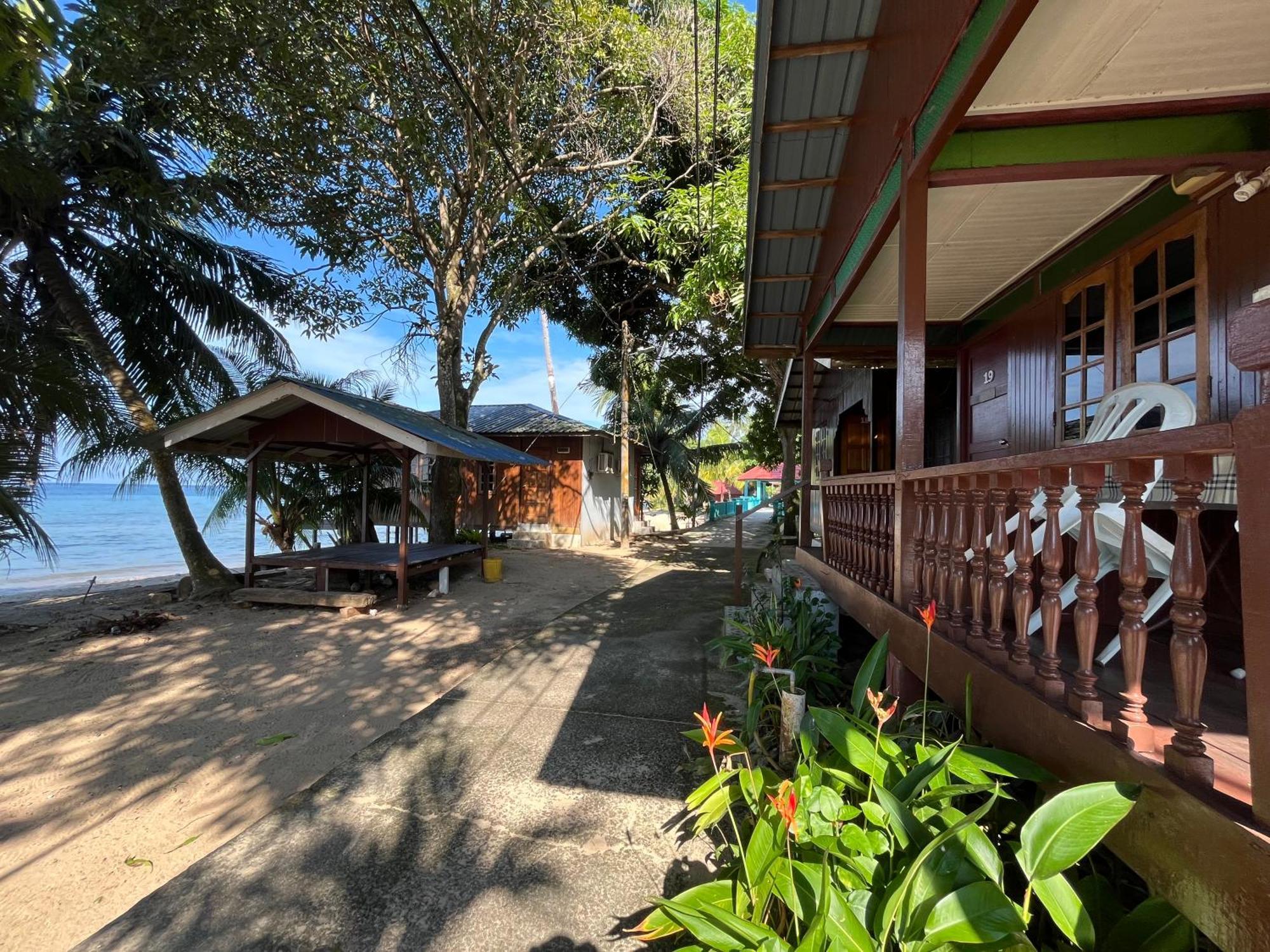 Sri Sentosa Chalet Кампонг-Мукут Экстерьер фото