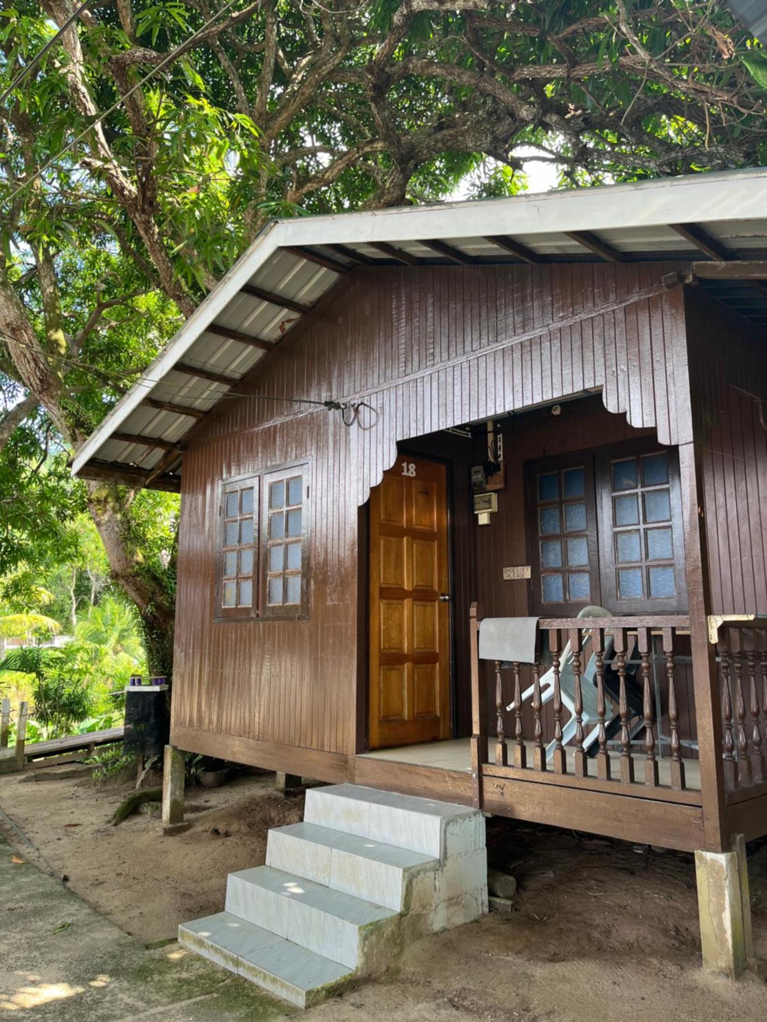 Sri Sentosa Chalet Кампонг-Мукут Экстерьер фото